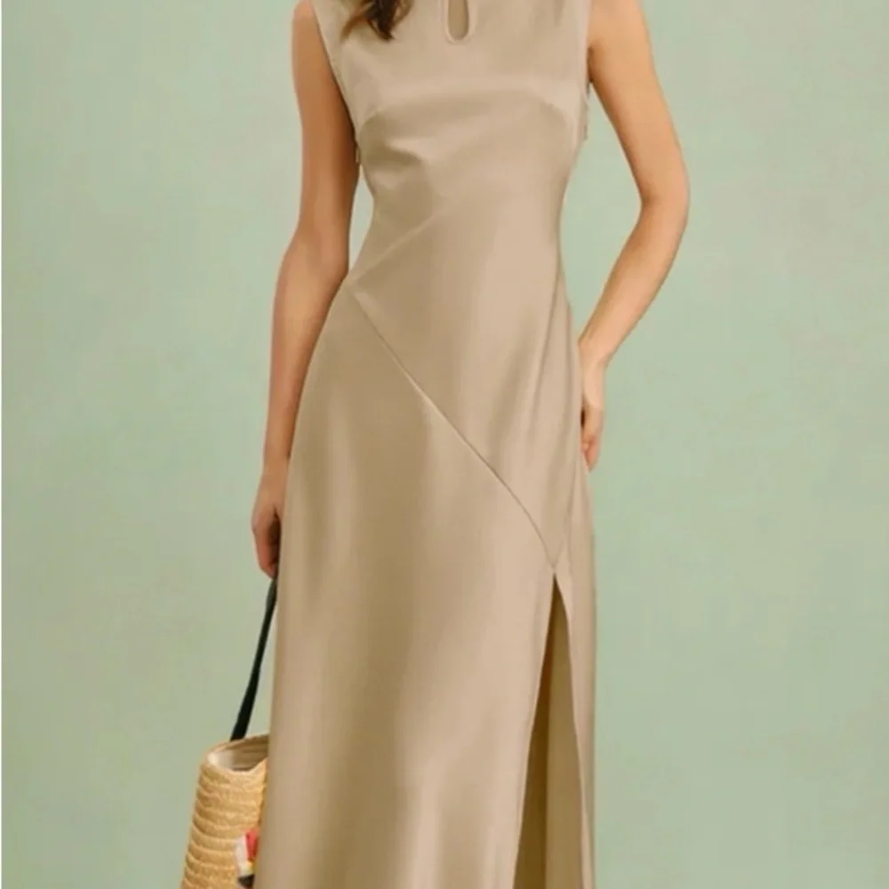Elegant Cream Sleeveless Dress - Picture 8 of 8